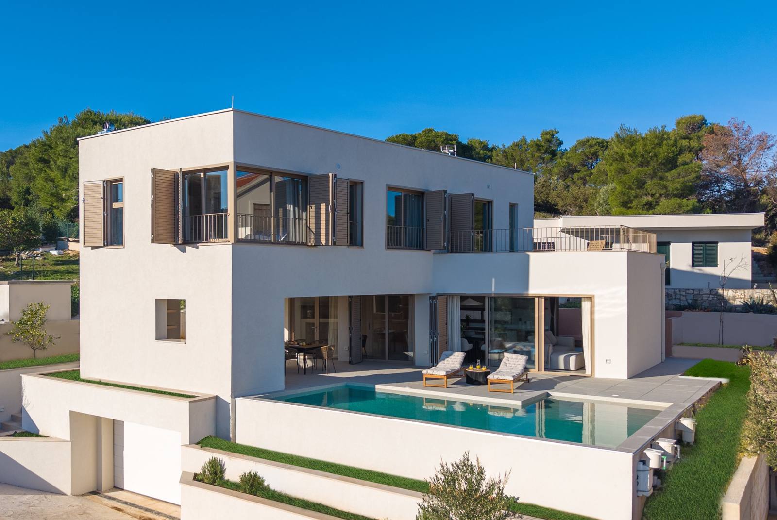 Lemon Tree Villa in daylight with its swimming pool and sun loungers
