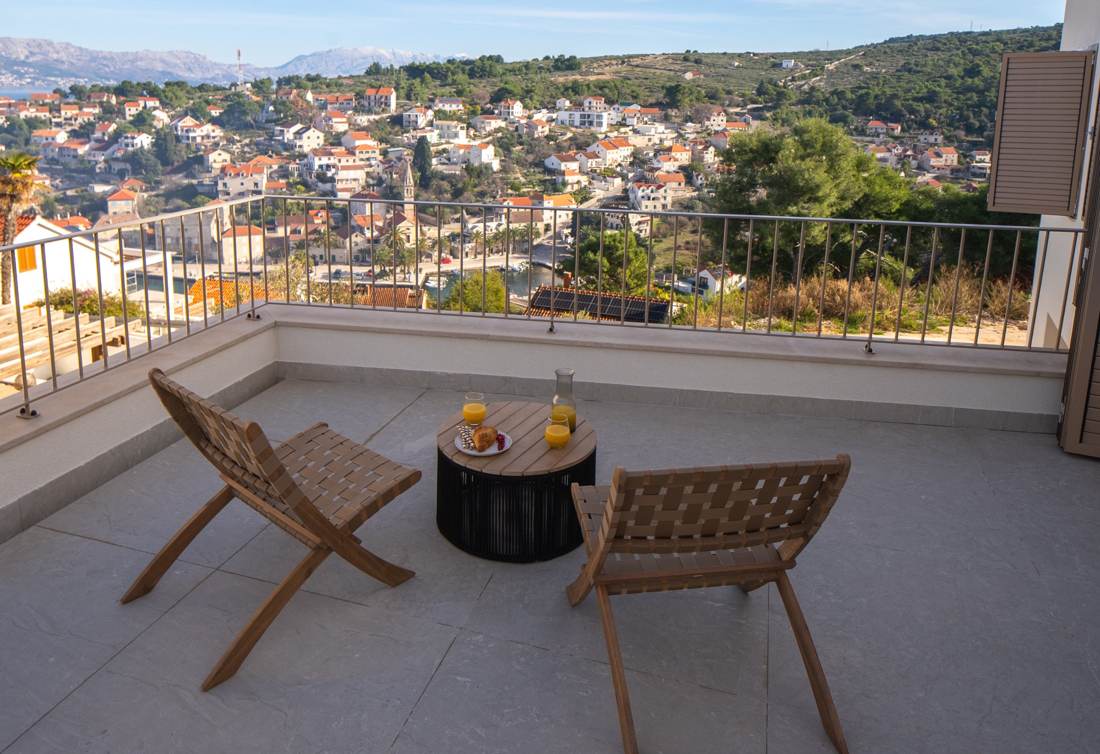 Upstairs terrace with chairs overlooking Splitska harbour