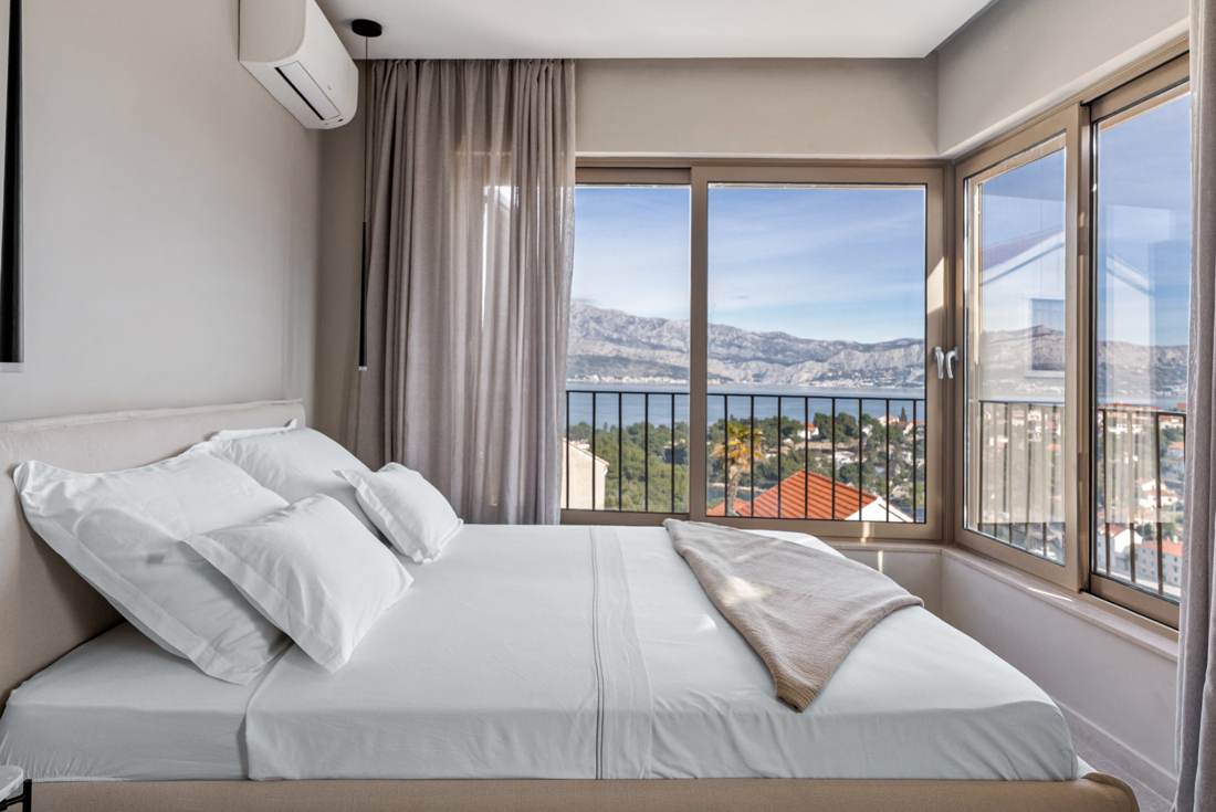 Bedroom with corner window and sea view
